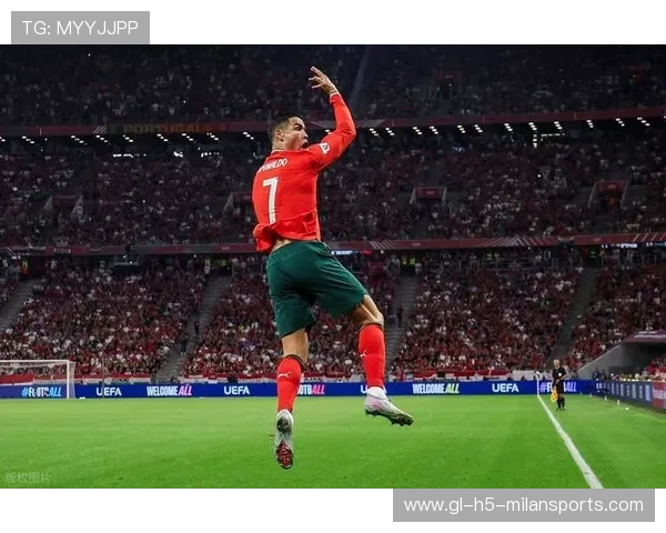 C罗新耳钉太闪，球迷表示被晃到：这次是真的“光芒万丈”！