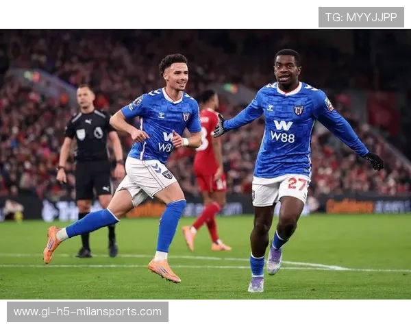 利物浦排名暂列第六，争夺形势胶着的背后，是球迷共同的热情与机遇