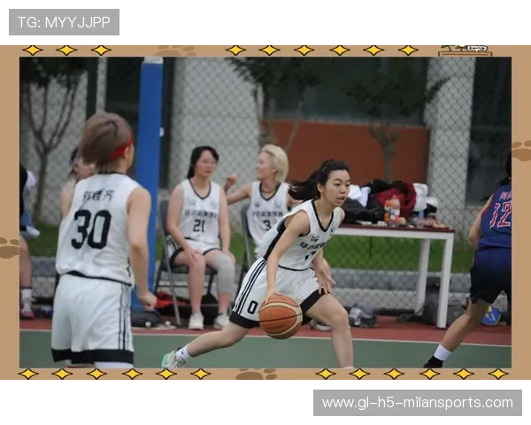 女篮队员抢断一条龙上篮得分，展现速度与力量的完美结合